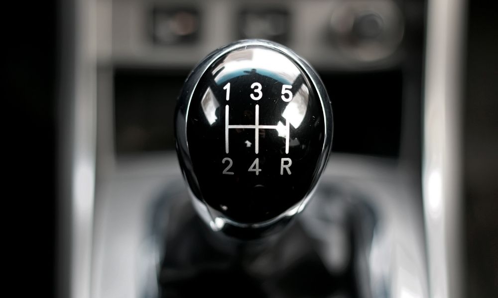 Things You Shouldn’t Do While Driving a Manual Car